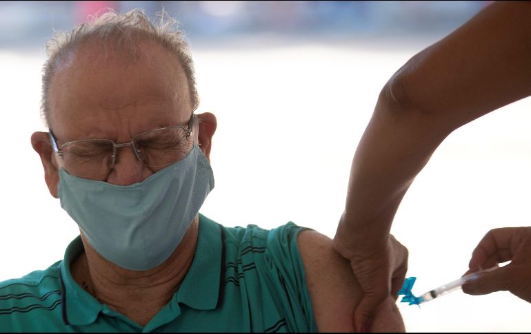 López-Gatell llamó a la población a no preocuparse y reiteró que todos los mexicanos recibirán de manera gratuita una vacuna contra el coronavirus. EFE / ARCHIVO