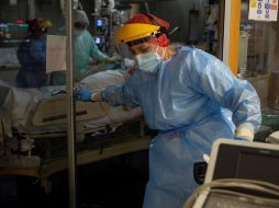 Sanitarios atienden a un paciente con coronavirus en la UCI del Complejo Universitario de Ourense, España, este miércoles. EFE/B. Lorenzo
