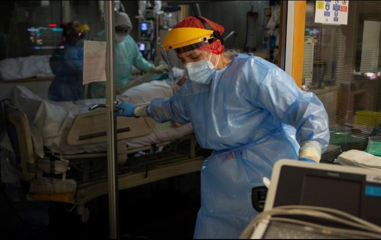 Sanitarios atienden a un paciente con coronavirus en la UCI del Complejo Universitario de Ourense, España, este miércoles. EFE/B. Lorenzo