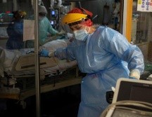 Sanitarios atienden a un paciente con coronavirus en la UCI del Complejo Universitario de Ourense, España, este miércoles. EFE/B. Lorenzo
