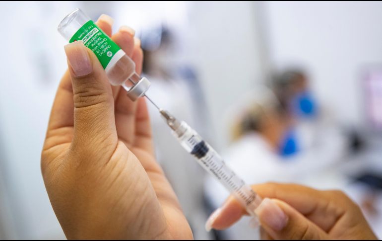 Un análisis de los ensayos clínicos sugiere que la vacuna de AstraZeneca tiene una eficacia del 76% tras la primera inyección, y se eleva al 82% tras una segunda dosis inoculada tras un intervalo de 12 semanas o más. AP/A. Penner