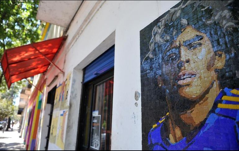 Detalle de un mural con mosaicos con la cara de Diego Armando Maradona en calles del barrio de La Boca, en Buenos Aires. EFE/E. García