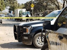 Los oficiales aseguran el camión con los tanques robados, aun no han encontrado al chofer del mismo. ESPECIAL