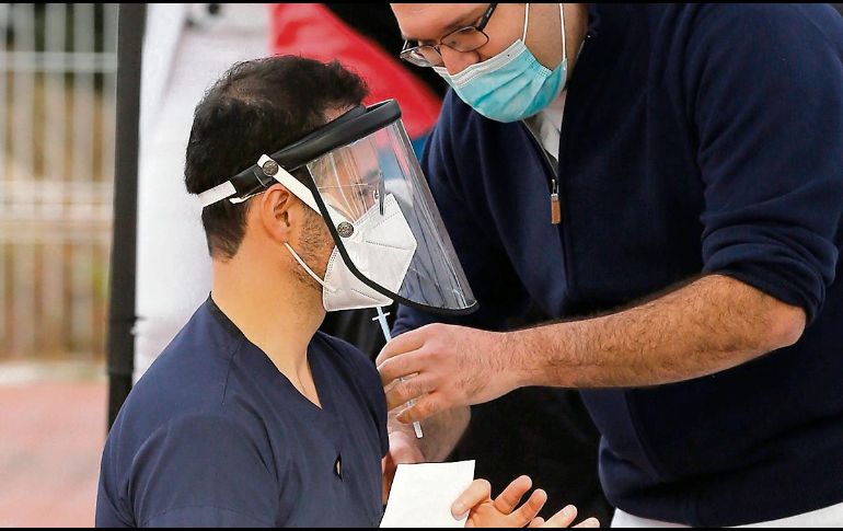 Ante la ausencia de la vacuna, los riesgos de contraer el coronavirus siguen latentes. EFE