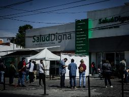 Fila para exámenes de COVID-19 en un laboratorio de la ciudad. EL INFORMADOR/F. Atilano