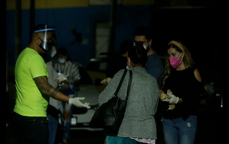 Amigos y conocidos, mediante redes sociales, les ayudan donando insumos, lonches ya hechos, aguas o dinero. EL INFORMADOR/ F. Atilano