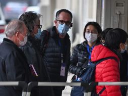 Peter Ben Embarek (c) y otros expertos del equipo de la OMS visitaron hoy una comunidad local en Wuhan. AFP/H. Retamal