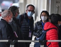 Peter Ben Embarek (c) y otros expertos del equipo de la OMS visitaron hoy una comunidad local en Wuhan. AFP/H. Retamal