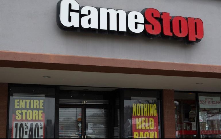 Gill invirtió en 2019 algo más de 50 mil dólares en acciones de la tienda de videojuegos GameStop. EFE/ARCHIVO