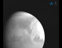 La imagen en blanco y negro fue tomada a unos 2.2 millones de kilómetros de Marte AFP / China National Space Adminstration
