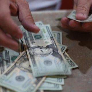 El peso gana fuerza y cierra en 20.13 unidades por dólar