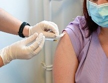 Los voluntarios que recibirán una dosis inicial y un refuerzo, se mantendrán en seguimiento médico. AFP/ARCHIVO