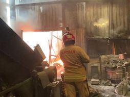 El fuego se dio en la parte exterior de la fábrica y gracias a la labor de los bomberos se pudo contener para que no llegara dentro del inmueble. ESPECIAL