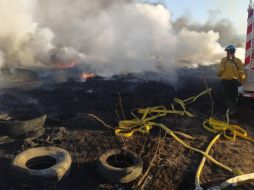 Bomberos municipales atienden un incendio en el Cerro de la Cruz, en Tlajomulco de Zúñiga. ESPECIAL/Bomberos de Tlajomulco