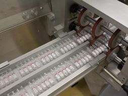 El laboratorio público ya recibió la licencia para realizar 100 millones de dosis del suero contra el COVID-19 de AstraZeneca y la Universidad de Oxford. EFE/A. Rudakov