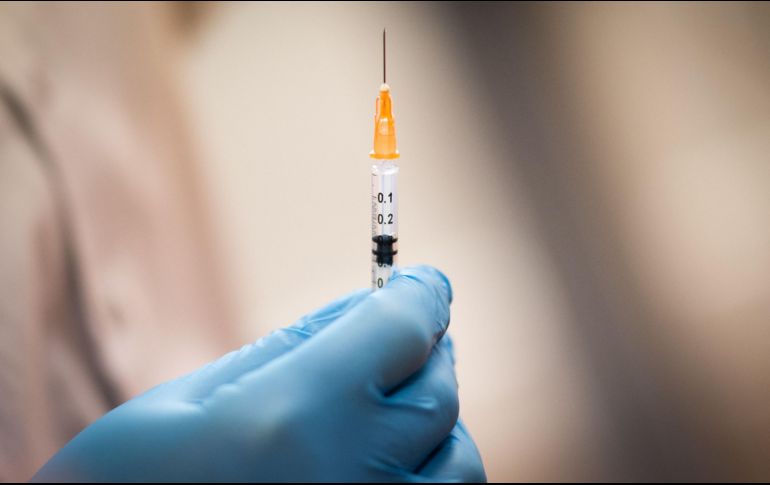 La vacuna ya fue aplicada a los sectores de la población más expuestos al coronavirus, pero la autorización del sábado permitirá que llegue a todo el mundo. AFP / ARCHIVO