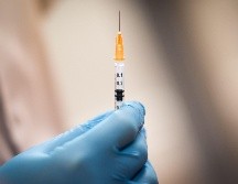 La vacuna ya fue aplicada a los sectores de la población más expuestos al coronavirus, pero la autorización del sábado permitirá que llegue a todo el mundo. AFP / ARCHIVO