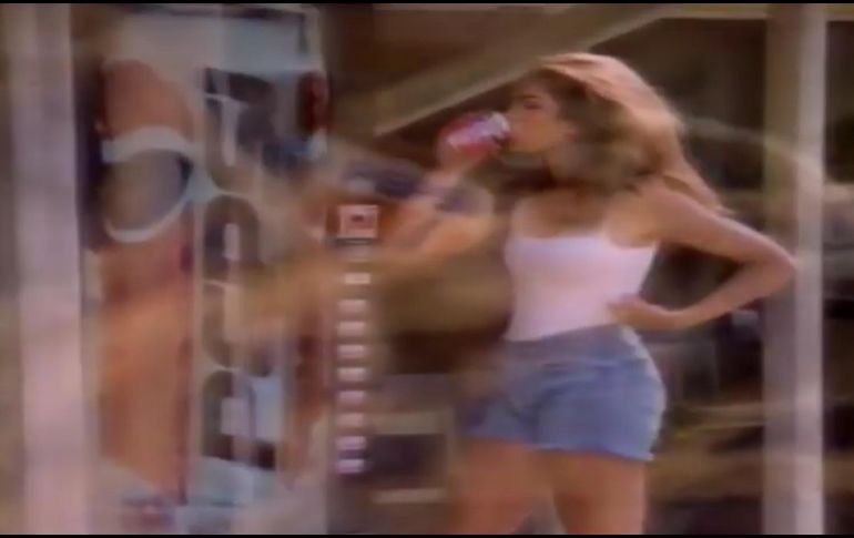 En 1992, Pepsi optó por contratar a la entonces top model Cindy Crawford para protagonizar su anuncio en el que se mostraba cómo sería la nueva presentación en lata de la bebida. YouTube
