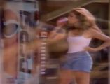 En 1992, Pepsi optó por contratar a la entonces top model Cindy Crawford para protagonizar su anuncio en el que se mostraba cómo sería la nueva presentación en lata de la bebida. YouTube