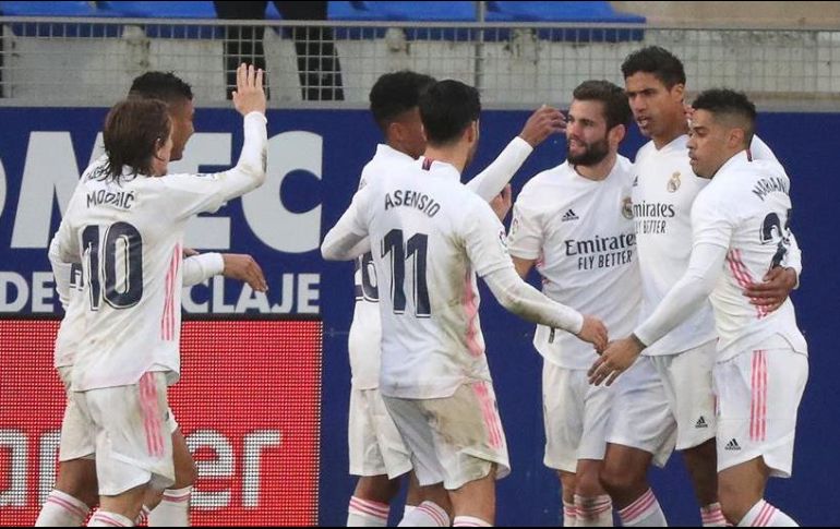El defensa francés del Real Madrid, Raphaël Varane (2d), celebra con sus compañeros uno de sus goles ante el Huesca. EFE/J. Cebollada