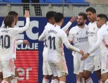 El defensa francés del Real Madrid, Raphaël Varane (2d), celebra con sus compañeros uno de sus goles ante el Huesca. EFE/J. Cebollada