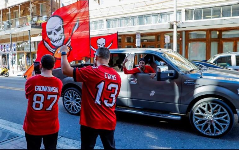 Recomiendan que, en caso de querer organizar un evento para ver el juego, lo mejor es usar cubrebocas y hacerlo al aire libre. EFE/E. Lesser