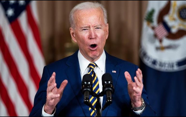 Las conversaciones telefónicas forman parte del esfuerzo de Biden por mantener contacto con la ciudadanía. EFE/J. Lo Scalzo