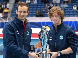 BASTIONES. Daniil Medvedev (izq.) y Andrey Rublev fueron mucha pieza para los tenistas italianos. AFP • W. West