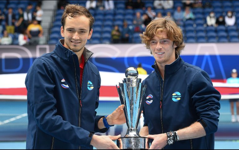 BASTIONES. Daniil Medvedev (izq.) y Andrey Rublev fueron mucha pieza para los tenistas italianos. AFP • W. West