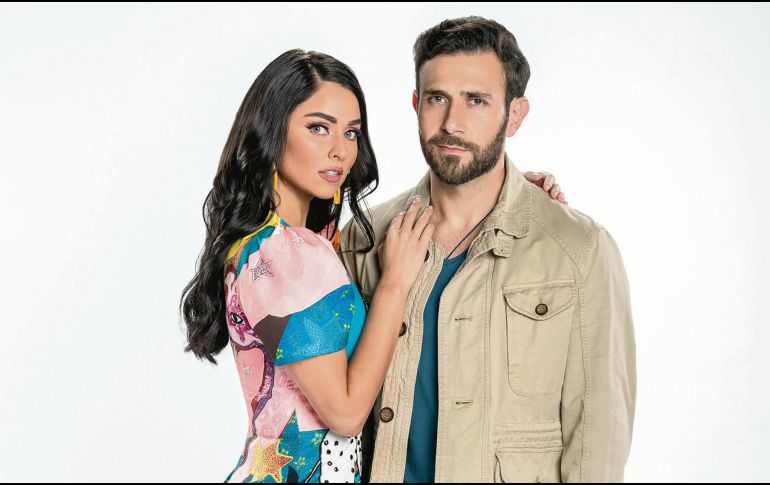 PAREJA. Claudia Martín está en compañía del actor Carlos Ferro, su pareja en el melodrama. CORTESÍA • Televisa