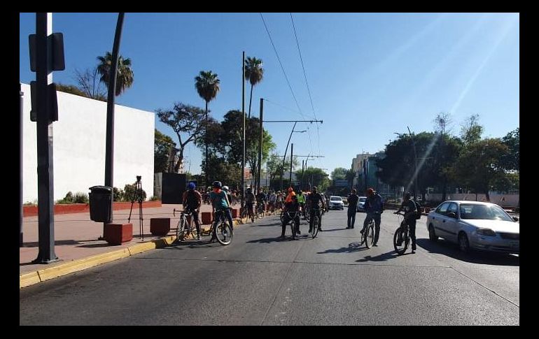 La manifestación de ciclistas fue vigilada por elementos de la policía estatal y de la policía vial. EL INFORMADOR/J. Velazo