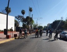 La manifestación de ciclistas fue vigilada por elementos de la policía estatal y de la policía vial. EL INFORMADOR/J. Velazo