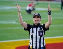 La juez Sarah Thomas grabará su nombre con letras doradas en la liga de futbol americano el próximo domingo 7 de febrero en el estadio Raymond James en Tampa Bay. AP / M. Humphrey