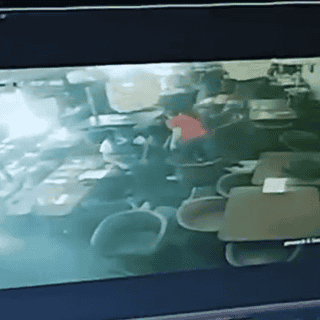 Difunden video de agresión dentro de restaurante en Real Acueducto