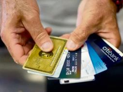 ADIÓS. Algunos clientes de bancos tuvieron que prescindir de sus plásticos. AFP