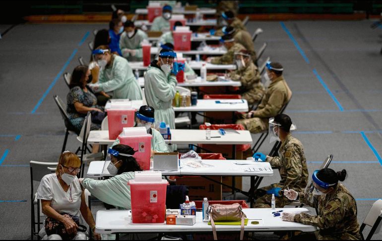 CAMPAÑA DE VACUNACIÓN. Puerto Rico ya ha vacunado a profesores y personal de salud. AFP