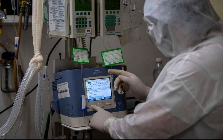 El paciente contagiado con la variante británica requirió de un respirador. AFP/ARCHIVO