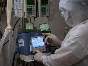 El paciente contagiado con la variante británica requirió de un respirador. AFP/ARCHIVO