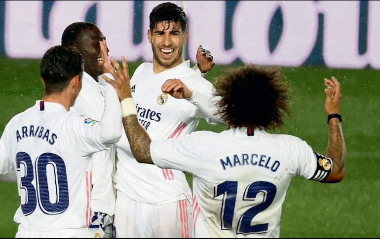 GRITO DE GOL. Los jugadores del Real Madrid festejaron con mucha emoción la caída del segundo tanto. EFE