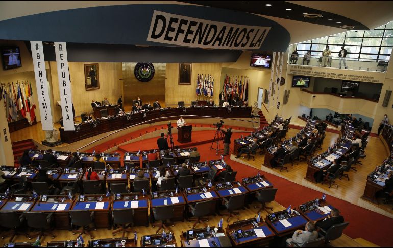 Los opositores cuentan con 63 de los 84 diputados y si no cambian de opinión podrían llevar la petición al pleno para su aprobación. EFE/R. Sura