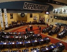 Los opositores cuentan con 63 de los 84 diputados y si no cambian de opinión podrían llevar la petición al pleno para su aprobación. EFE/R. Sura