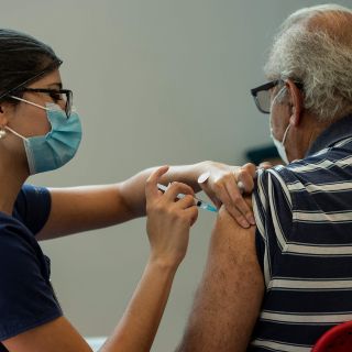 COVID-19: OMS recomienda vacuna de AstraZeneca para personas mayores