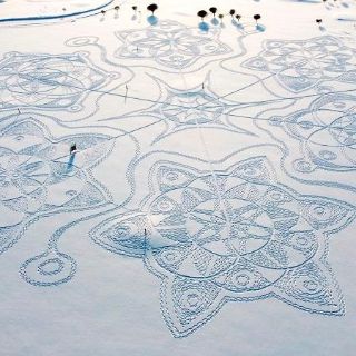 Con pisadas en la nieve, crean obra de arte en Finlandia