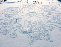 Resaltan el carácter efímero de la obra, pues la borrará la próxima nevada o el viento. AP/P. Lintusaari