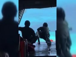 Como se muestra en un video distribuido por la Guardia Costera, los oficiales les arrojaron comida, agua y una radio para establecer comunicaciones, y finalmente pudieron rescatarlos al día siguiente. ESPECIAL