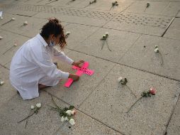 Familiares y amigos de Ingrid Escamilla le rindieron homenaje ayer en la explanada del Monumento a la Revolución, en Ciudad de México. EFE/S. Gutiérrez