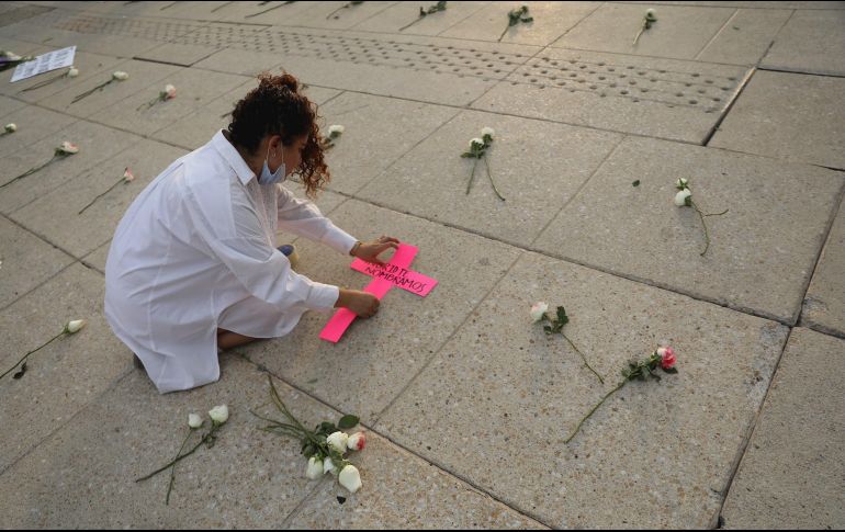 Familiares y amigos de Ingrid Escamilla le rindieron homenaje ayer en la explanada del Monumento a la Revolución, en Ciudad de México. EFE/S. Gutiérrez