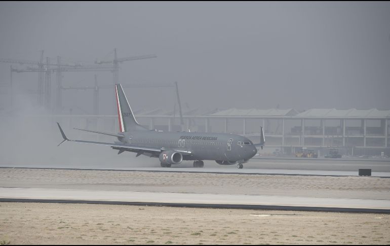 AMLO llegó en avión a la pista militar del Aeropuerto de Santa Lucía este miércoles. AFP / A. Estrella