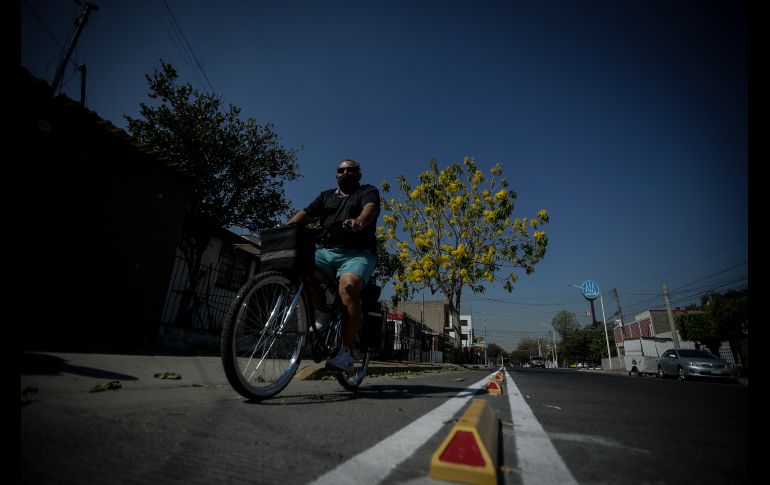 La nueva ciclovía en Guadalajara tiene un avance hasta la calle San Andrés. EL INFORMADOR/F. Atilano