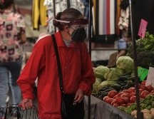 Las personas mayores de 60 años (edad a partir de la cual ya no se permite su ingreso a las tiendas) continúan yendo a los tianguis a surtirse de frutas, verduras, lácteos, pescado y otros alimentos. EL INFORMADOR/ F. Atilano